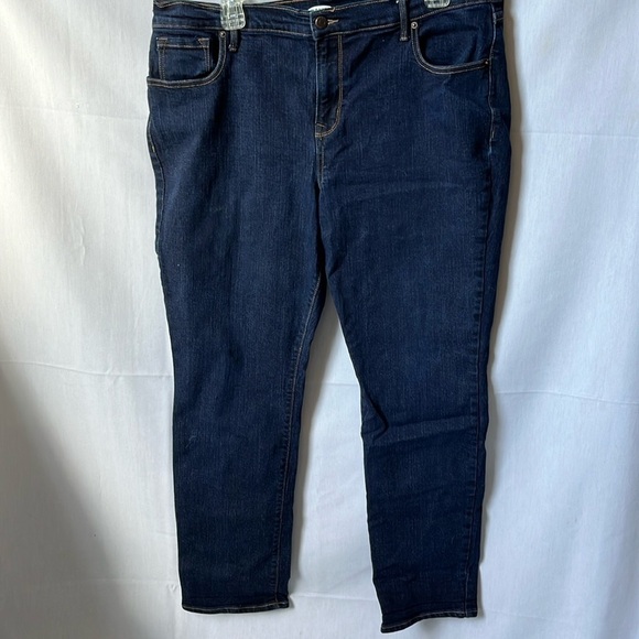 Old Navy Curvy Straight Short Jeans - Picture 5 of 13